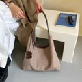 Elegante Vintage-Hobo-Tasche aus braunem Wildlederimitat mit Schultergurt für Damen - Mit Anhänger / Khaki