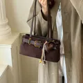 Retro braune Wildleder-Schultertasche mit Herzanhänger und Gürteldetail im Maillard-Stil. - Mit Anhänger / Kaffeebraun