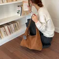 Elegante braune Wildleder-Einkaufstasche im koreanischen Vintage-Stil für Frauen - Mit Anhänger / Braun