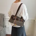 Retro-Baguette-Tasche aus Wildleder mit Herzanhänger in Maillard-Tönen - Mit Anhänger / Grün