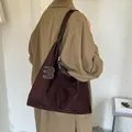 Vintage kaffeebraune Shopper-Tasche aus Wildlederimitat mit Schultergurt - Mit Anhänger / Kaffeebraun