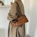 Stilvolle braune baguette-schultertasche aus wildleder mit herz-anhänger-detail - Mit Anhänger / Braun