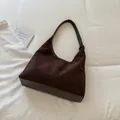 Retro braune Hobo-Tasche aus Wildlederimitat, minimalistische Schultertasche Damen. - Einzelne Tasche / Kaffeebraun