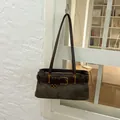 Vintage Baguette-Schultertasche aus Wildleder in Maillard-Farben mit Gürteldetail - Einzelbag-Stil / Grün