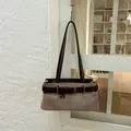 Retro-Schultertasche aus taupefarbenem Wildleder mit braunen Riemen und Goldschnallen - Einzelbag-Stil / Khaki