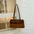 Vintage braune Baguette-Schultertasche aus Wildleder mit modischem Schnallendetail Dekor - Einzelbag-Stil / Braun