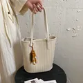Elegante beige Tasche in Flechtoptik mit einem bunten Holzperlen-Anhänger Detail - Mit Anhänger / Gebrochenes Weiß