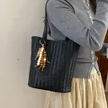 Minimalistische schwarze geflochtene Beuteltasche mit Perlenanhänger am Model für Büro - Mit Anhänger / Schwarz
