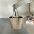 Minimalistische gewebte Beuteltasche in Khaki-Braun mit schmalen Doppelriemen - Einzelne Tasche / Aprikose