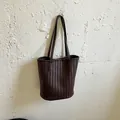 Retro dunkelbraune gewebte Beuteltasche für Damen in minimalistischem Design - Einzelne Tasche / Kaffeebraun