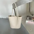 Minimalistische beige gewebte Beuteltasche mit schmalen Schultergurten - Einzelne Tasche / Gebrochenes Weiß