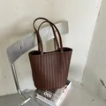 Klassische braune geflochtene Eimertasche aus Leder, minimalistischer Pendlerstil - Einzelne Tasche / Braun