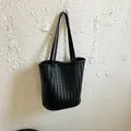 Elegante schwarze geflochtene Beuteltasche mit schmalen Schulterriemen für den Alltag - Einzelne Tasche / Schwarz