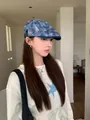 Détail d'un béret vintage en denim délavé avec des motifs d'étoiles blanches sur un mannequin - Bleu Moyen