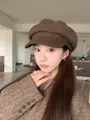 Gorra clásica de repartidor marrón estilo británico de ala ancha con detalle de metal para mujer - Café