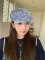Gros plan d'un béret en denim délavé avec un motif d'étoiles vintage et un bord bleu - Bleu clair