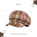 Elegante gorra de repartidor a cuadros rosas y marrones para mujer con detalle Hi bordado - Gorra octogonal a cuadros (LY) / Rosa Café