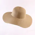 Klassischer beige Strohhut mit breiter Krempe und Wellenrand für den sommerlichen Strand - Hellkaffee Breite Krempe Beckenhut