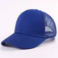 Gorra trucker clásica de malla azul para la impresión de logotipos personalizados - Diseño de Seis Paneles / Azul zafiro