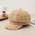 Dettaglio di un cappello baker boy vintage a quadri marroni e bianchi su un tavolo - Plaid Giallo Caramello