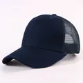 Gorra de béisbol de malla azul marino con parte trasera transpirable y frontal sólido. - Diseño de Seis Paneles / Azul marino