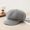 Vista dettagliata di un berretto newsboy a quadri grigi e bianchi in stile vintage - Quadri Grigio Chiaro