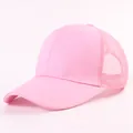 Gorra trucker rosa clásica con malla transpirable y una visera curva para el sol. - Diseño de Seis Paneles / Rosa