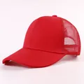 Gorra trucker roja vibrante con rejilla transpirable y visera curva para actividades - Diseño de Seis Paneles / Rojo