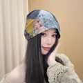 Modèle asiatique portant un bonnet vintage à motif floral dans un cadre confortable - Peinture à l'huile