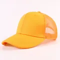 Gorra trucker de malla naranja brillante con visera curvada - Diseño de Seis Paneles / Amarillo