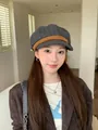 Primer plano de una gorra de repartidor de cuadros grises para mujer con mucho estilo - Gris