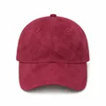 Detailansicht einer weinroten Wildleder-Baseballkappe mit strukturiertem Design. - Burgunderrot