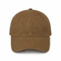 Detailansicht einer braunen Baseballkappe aus Wildleder mit hochwertiger Textur und Nähten - Kaffeebraun