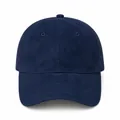 Detailansicht einer hochwertigen dunkelblauen Wildleder-Baseballkappe mit Hardtop-Design - Marineblau