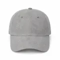 Detailansicht einer grauen Baseballkappe aus gewaschenem Wildleder mit stabiler Hard-Top-Struktur - Hellgrau