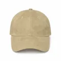 Vorderansicht einer khakifarbenen Baseballkappe aus gewaschenem Wildleder-Imitat - Hellbeige