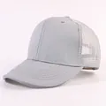 Gorra trucker clásica gris claro con parte posterior de malla y visera curva ajustable - Diseño de Seis Paneles / Gris