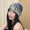 Bonnet slouchy pour femme au motif camouflage style Wasteland porté par un mannequin - Lavis à l'Encre