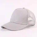 Gorra trucker de rejilla gris claro con parte trasera transpirable y visera curva - Diseño de cinco piezas / Gris