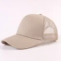 Gorra trucker beige clásica con malla transpirable para deportes y actividades libres. - Diseño de cinco piezas / Caqui