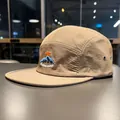 Primo piano cappello camper kaki a 5 pannelli con dettaglio ricamo montagna outdoor - Kaki