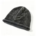 Lässige anthrazitgraue Strickmütze mit Rollrand, ein gemütliches Winteraccessoire. - Schwarz und Grau