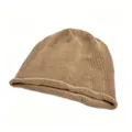 Nahaufnahme einer weichen, kamelfarbenen Strickmütze mit klassischem Rollrand-Design - Khaki