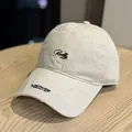 Primer plano de una gorra de béisbol beige de estilo vintage con bordado negro - Blanco Roto