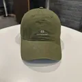 Berretto da baseball in cotone verde oliva minimalista con ricamo bianco numero 8 - Verde militare