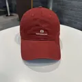 Berretto da baseball in cotone bordeaux con ricamo bianco del numero 8 e scritte - Borgogna