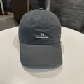 Berretto da baseball minimalista grigio scuro in cotone con logo numero 8 ricamato bianco - Grigio