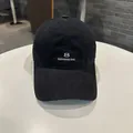 Cappellino da baseball nero minimalista con ricamo bianco numero 8 e testo logo - Nero