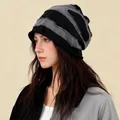 Elegante gorro de invierno a rayas negras y grises usado por una modelo de moda - Contraste Negro Gris (G1574) / Negro Gris Patchwork