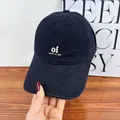 Detailansicht einer dunkelblauen Baseballkappe mit der Stickerei "oi look at me" darauf. - Regulär (56cm-59cm) / Schwarz